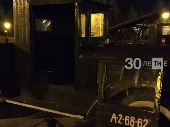 Вандалы повредили выставочный автомобиль в парке Победы Казани