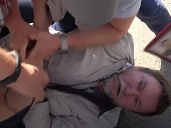 Красноярские полицейские жестко задержали сторонника Быкова