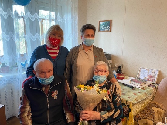 Марина Васильевна вручила юбилярам цветы и памятные подарки