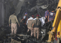 Чудом спасшегося младенца извлекли из-под завалов после крушения Airbus в Пакистане