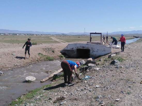 В Тес-Хемском районе Тувы местные жители очистили оросительный канал от мусора
