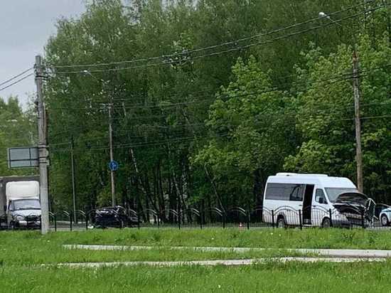 В Калуге произошло ДТП с микроавтобусом