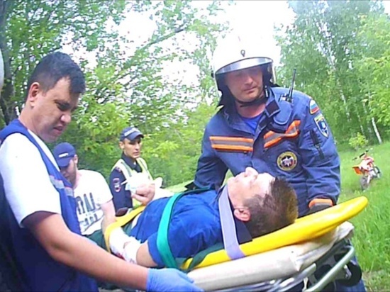 Новосибирские спасатели вытащили 67-летнего мотоциклиста из оврага