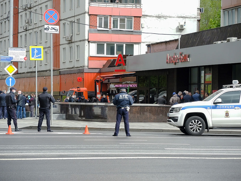 Захват заложников в отделении московского банка: кадры спецоперации