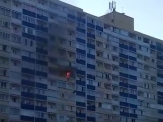 В Новосибирске пожарные эвакуировали мужчину из квартиры на 11 этаже