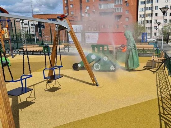 В Новом Уренгое дезинфицируют детские площадки