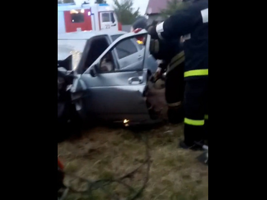 В Бузулуке спасатели вытаскивали водителя из машины после ДТП