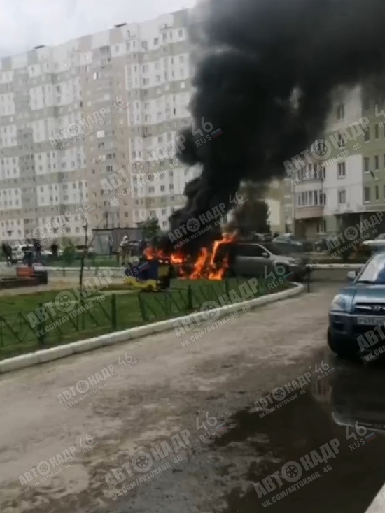В Курске на проспекте Клыкова горели два автомобиля