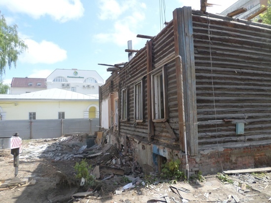 В центре Рязани сносят деревянный дом начала XX века