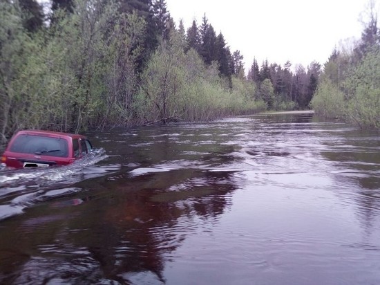 Россиянин на внедорожнике чуть не утопил семью, катаясь по дороге-реке