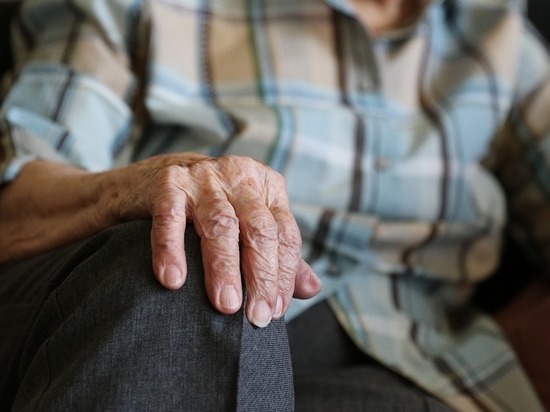 Пенсионеры старше 65 лет начали получать выплаты от Смольного