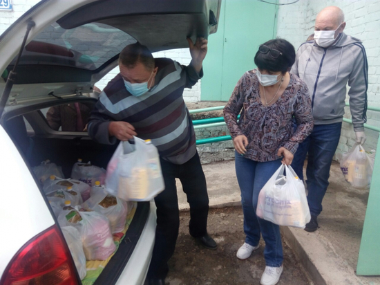 Пенсионеры Читы получают 7 кг продуктов от волонтеров