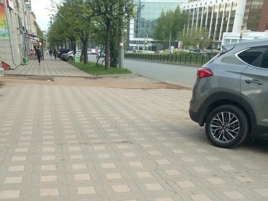 Кировчане требуют оградить парковку у "Новинки"