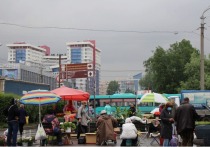 По сообщению пресс- службы администрации Барнаула, во время рейда удалось выявить семь уличных торговцев, которые занимались незаконной продажей хозяйственных товаров, продуктов питания и искусственных цветов