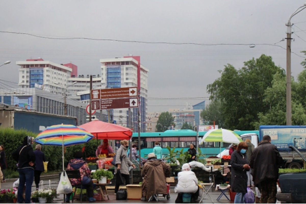 Площадь спартака барнаул. Город Барнаул площадь Спартака. Рынок Барнаул.