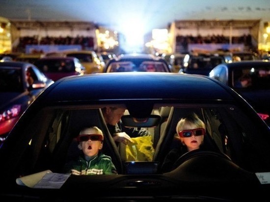 В Мурманске открылся автомобильный кинотеатр