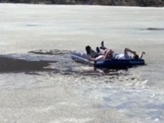 Два мурманчанина плавали на матрасе по Ледовому озеру