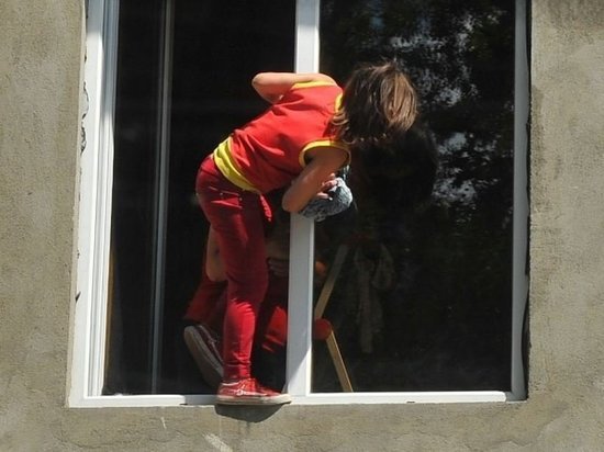 В Серпухове спасли ребенка, который чуть не выпал из окна