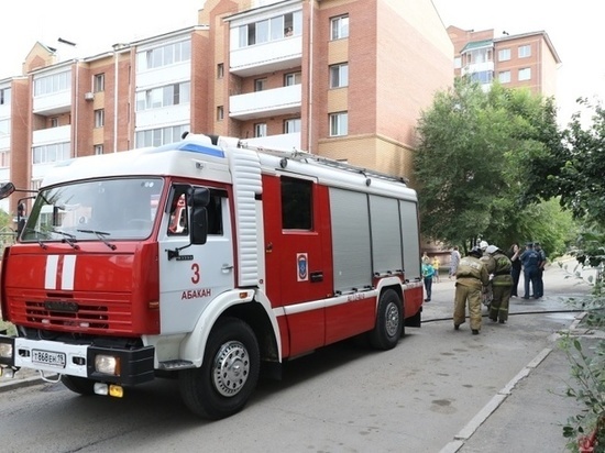 В Хакасии горели многоэтажка, машина на трассе и баня