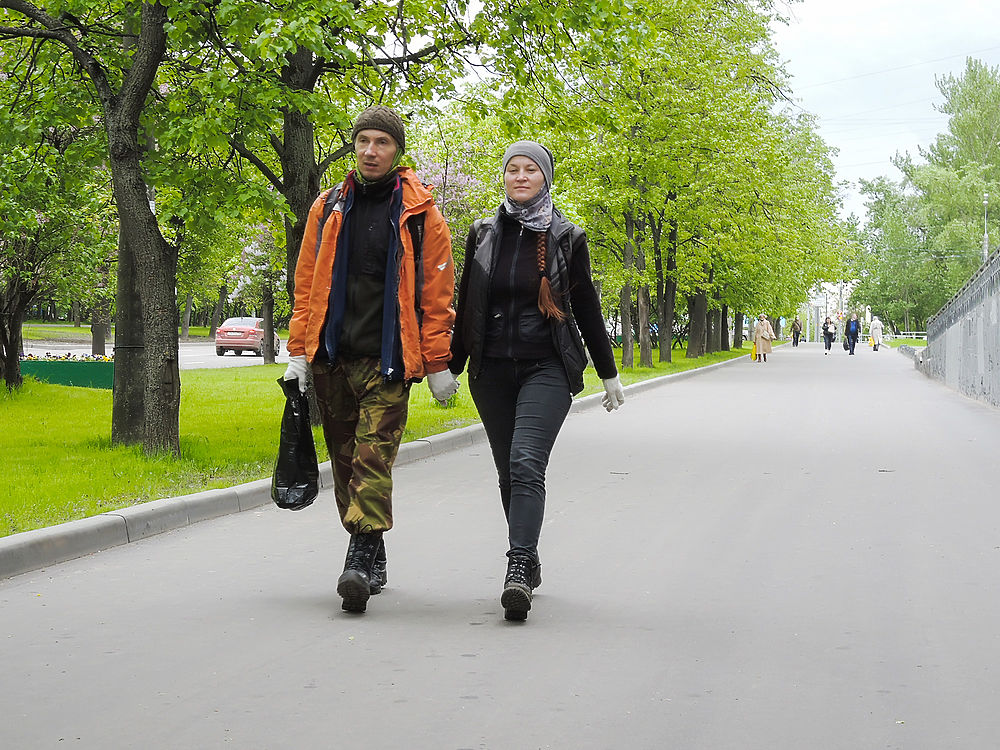 Теплая погода нарушила самоизоляцию: кадры гуляющих москвичей