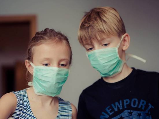 Педиатры сообщили об опасности медицинских масок для детей