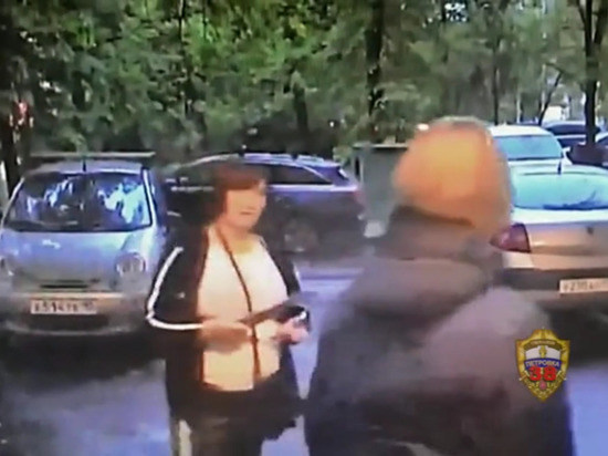 Выбивавшая долг с помощью тесака москвичка попала на видео