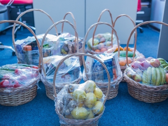 Мэр Кызыла от имени руководителей муниципалитетов вручил медикам фруктовые корзины