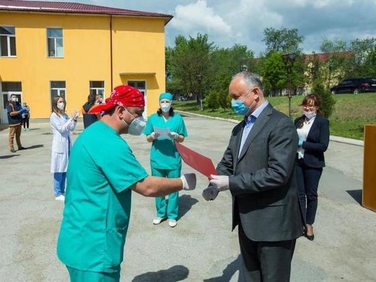 Медикам кагульской больницы Игорь Додон вручил Почетный диплом