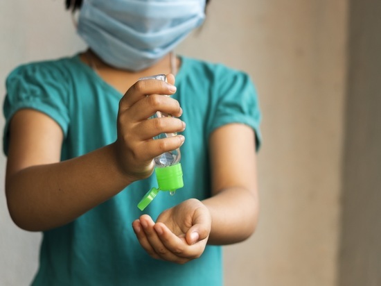 Педиатр предупредил о серьезной опасности масок для детей
