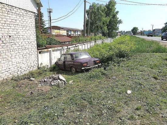 В Башкирии легковушка протаранила забор: пострадали два пенсионера