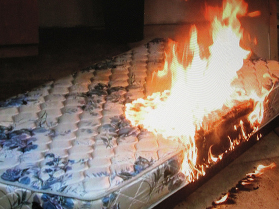 Второй раз за сутки в Ивановской области загорелась постель в квартире