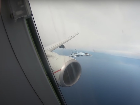 Появилось видео перехвата американского самолета российскими истребителями Су-35