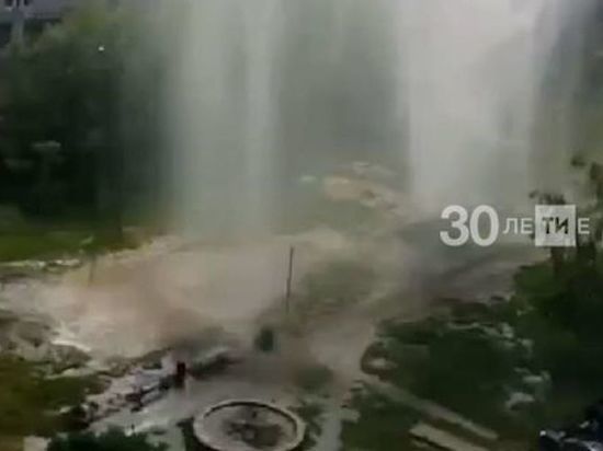 Из-за опрессовки труб в Казани образовался многометровый фонтан кипятка