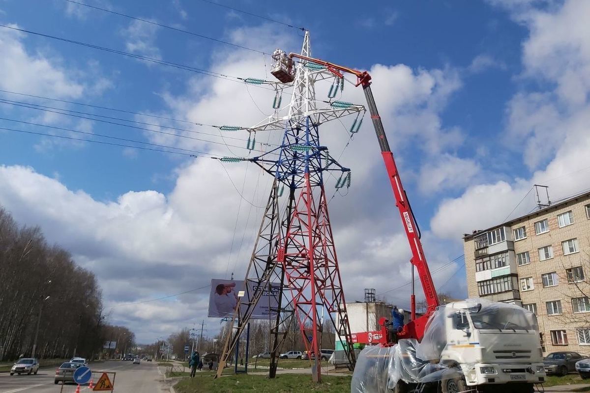 Костромские энергетики выполнили окрашивание металлической опоры линии 110  кВ в областном центре - МК Кострома