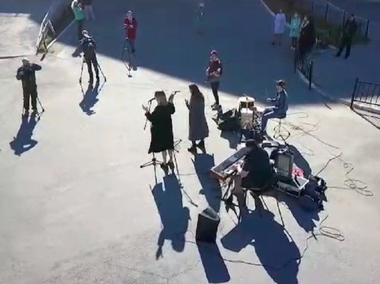 В Салехарде группа Minus 40 band устроила концерт перед студенческим общежитием