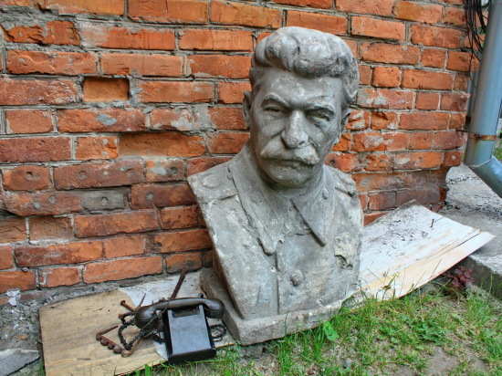 В Бийске в земле нашли огромный бюст Иосифа Сталина