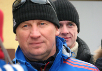 Валерий Польховский был рекомендован на должность главного тренера в апреле, затем он и предложил утвердить в должности старших тренеров Роберта Кабукова и Владимира Королькевича