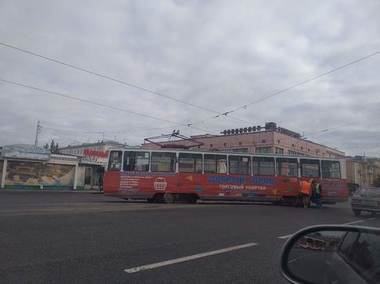Трамвай сошёл с рельсов возле кемеровского ЦУМа