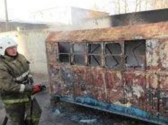 Утром в Кемерове загорелся строительный вагончик