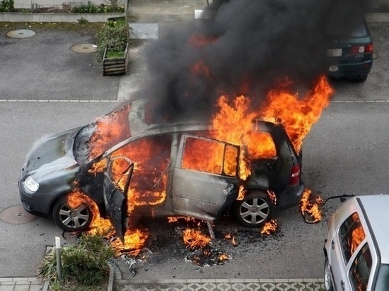 В Ростове произошло возгорание припаркованного автомобиля