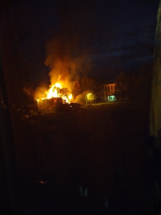 Возле школы в Тверской области загорелось заброшенное здание