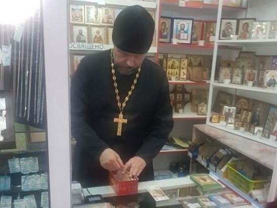 Священник без сана продает иконы в церковной лавке в Кирове