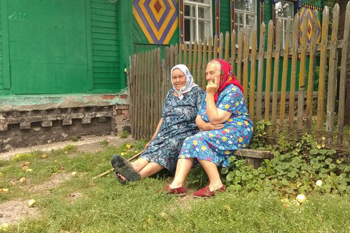 Пенсионерки деревне. Пенсионеры в деревне. Пенсионерка живет в деревне. Жизнь в Курской деревне. Курск деревня.
