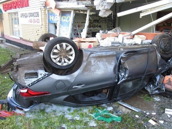В Чебоксарах Hyundai Solaris врезался в магазин, водитель погиб