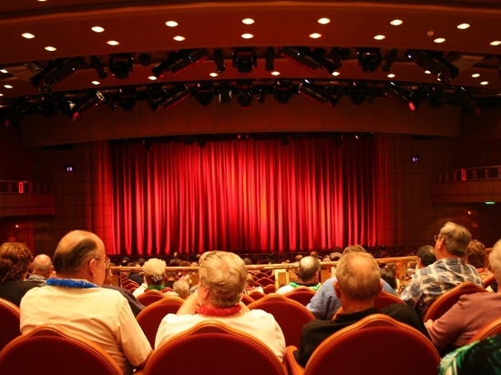 Кинотеатрам рекомендовали сажать зрителей в метре друг от друга