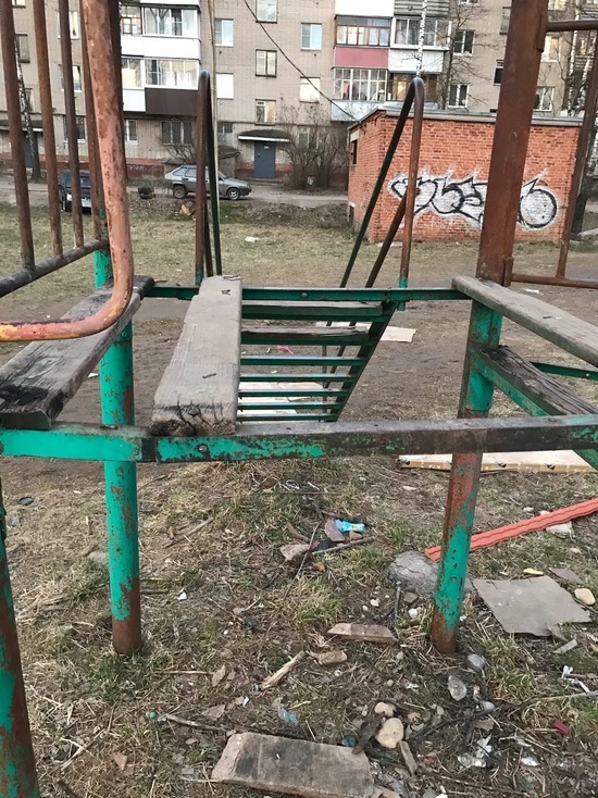 Смоляне жалуются на "убитую" детскую площадку на улице Попова