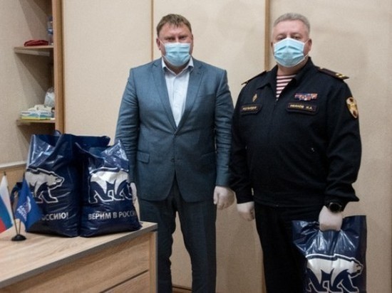 Глава администрации Пскова вручил росгвардейцам 2 тысячи масок