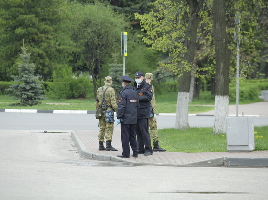 В Нижнем Новгороде патрули помогают пенсионерам во время COVID-2019