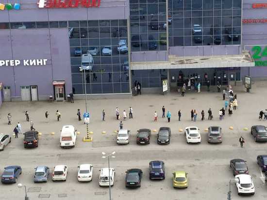 Очередь на распродажу в "Карусель" не нарушала социальной дистанции Очередь на распродажу в "Карусель" не нарушала социальной дистанции