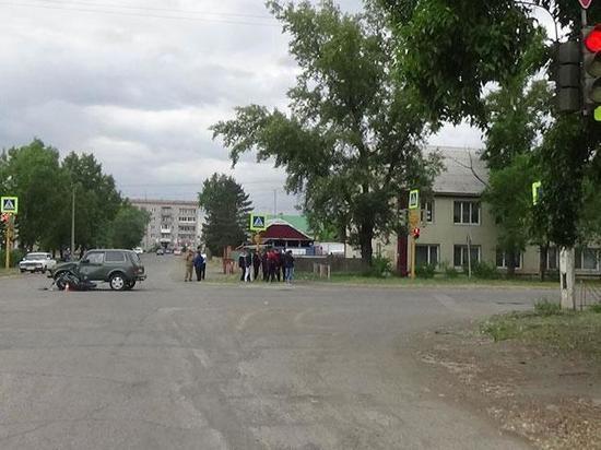 В Хакасии 16-летний мотоциклист поехал на красный и столкнулся с Нивой